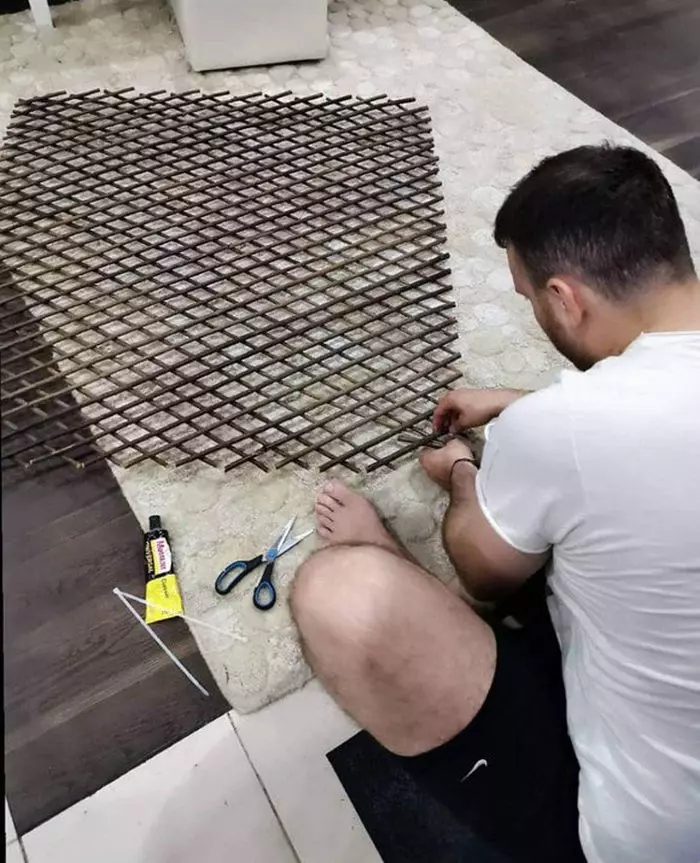 Andreea Marin a postat, în vară, o poză cu iubitul ei, Adrian, trebăluind prin curte