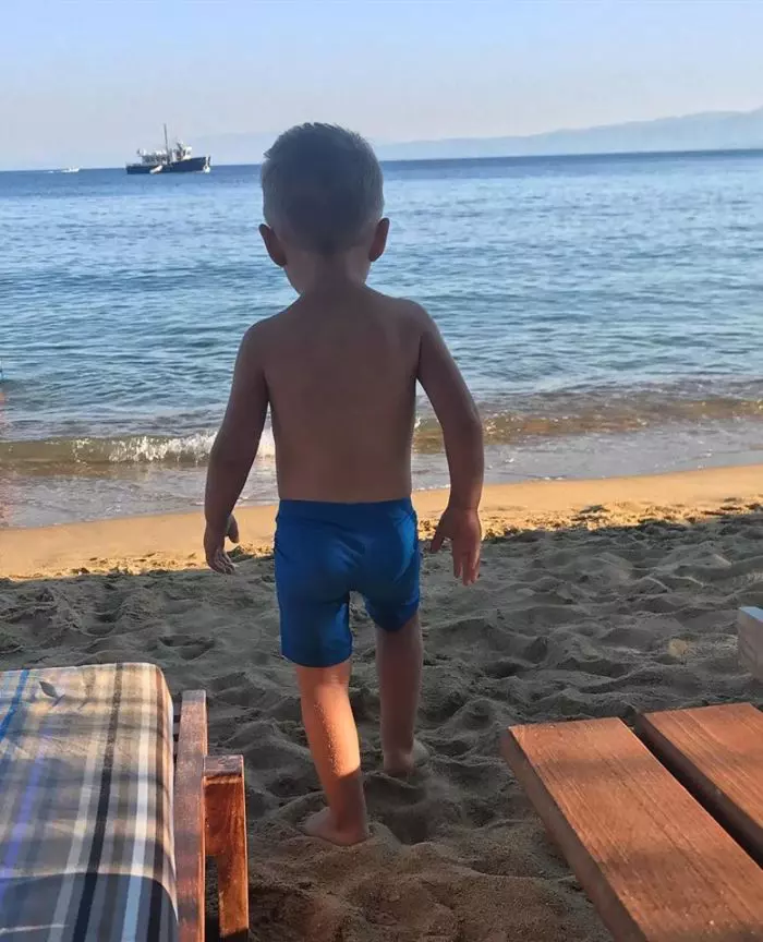 Adela Popescu a plecat în Grecia alaturi de Radu Valcan si baietelul lor