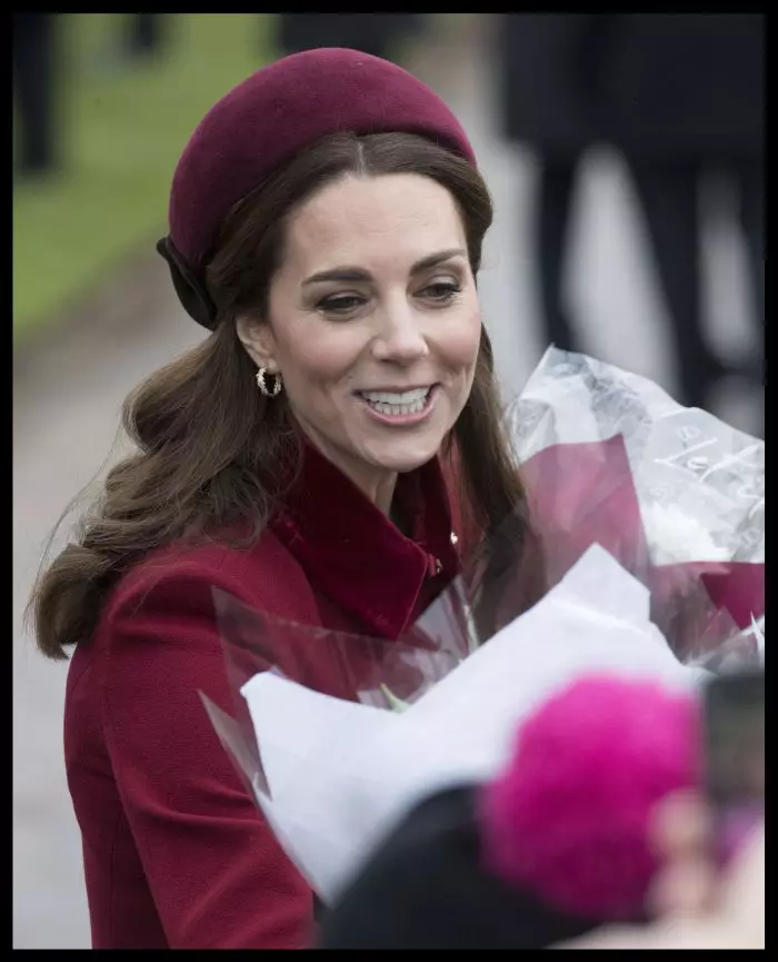 Și în ziua de Crăciun, Kate a ales să-și accesorizase ținuta tot cu o bentiță.