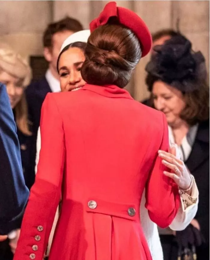 Maghan Markle și Kate Middleton - sărutul împăcării.
