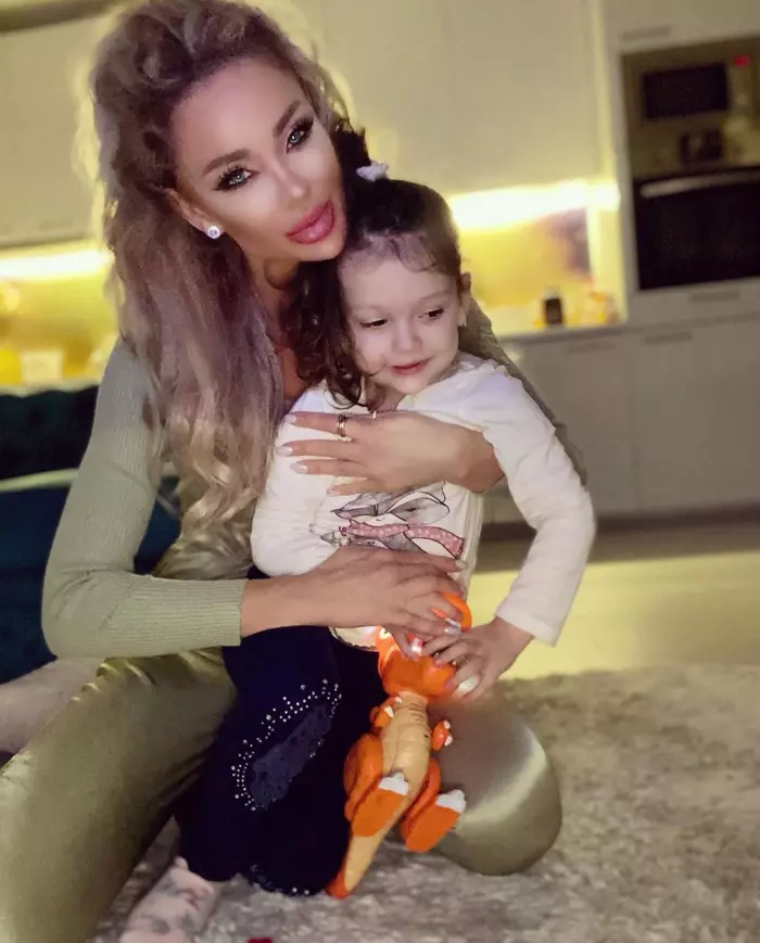 Bianca Dragusanu si fiica sa 4