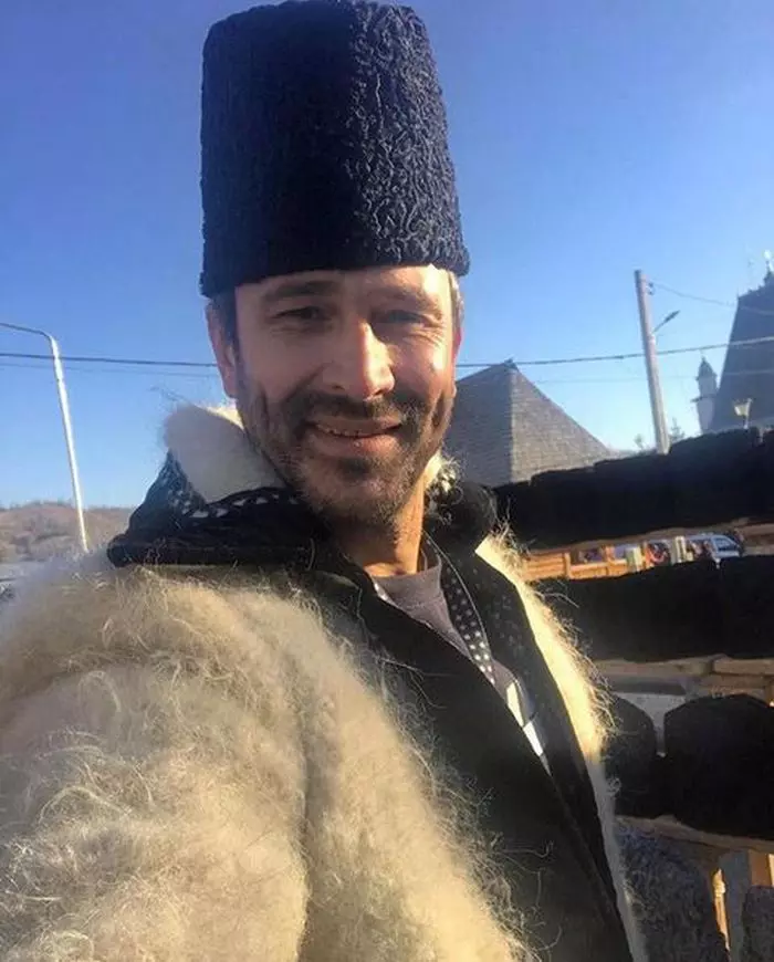 Nicolai Tand, purtând căciula de astrahan într-o ținută tradițională din Maramureș