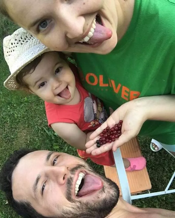 Adi Nartea, soția și fiica lor