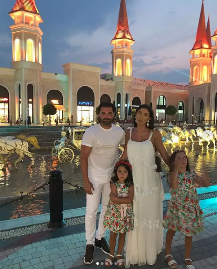 Pepe și Raluca și fetițele lor