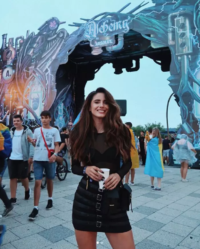 Ioana Grama poartă o fustă Asos