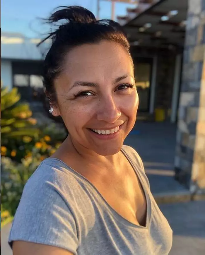 Andra s-a pozat fără pic de machiaj