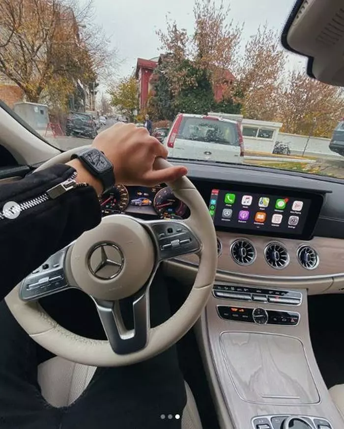 Selly și-a luat mașină