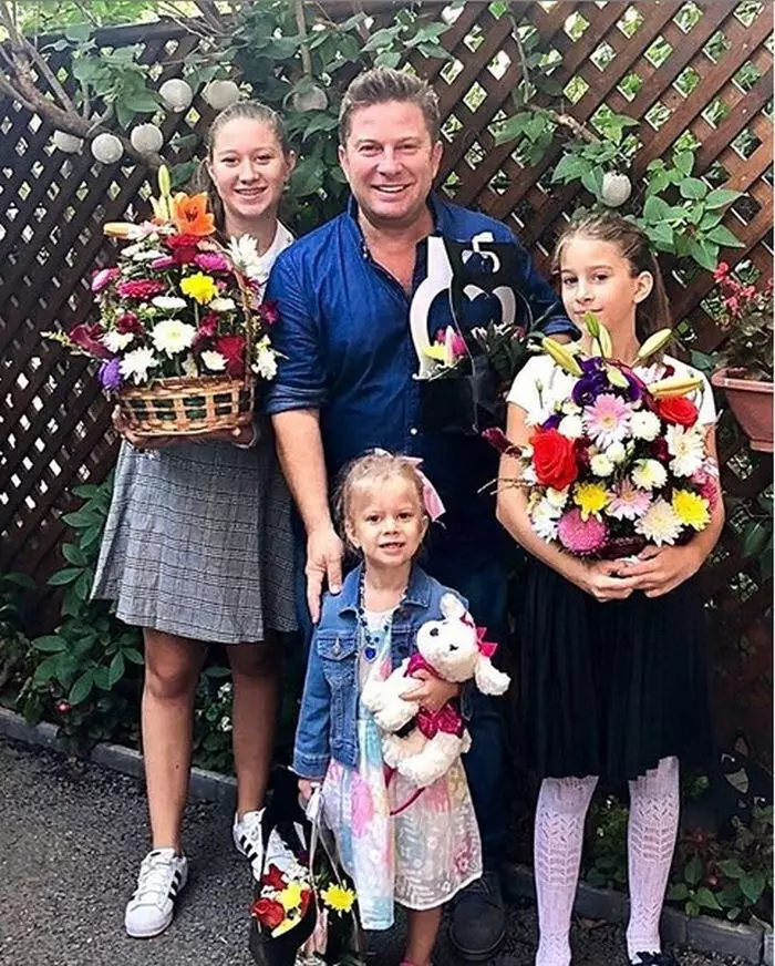 Pavel Bartoș, alături de cele trei fiice ale sale, Eva, Rita și Sofia, la începerea școlii, acum un an!