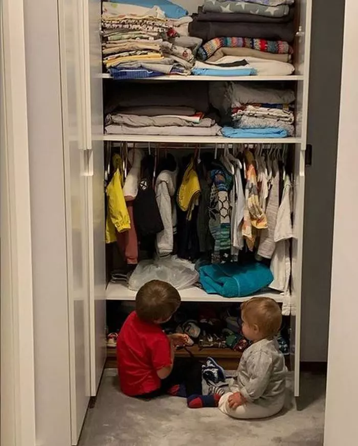 Adela Popescu și-a surprins băieții jucându-se