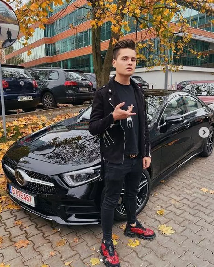 Selly-și-a-luat-mașină