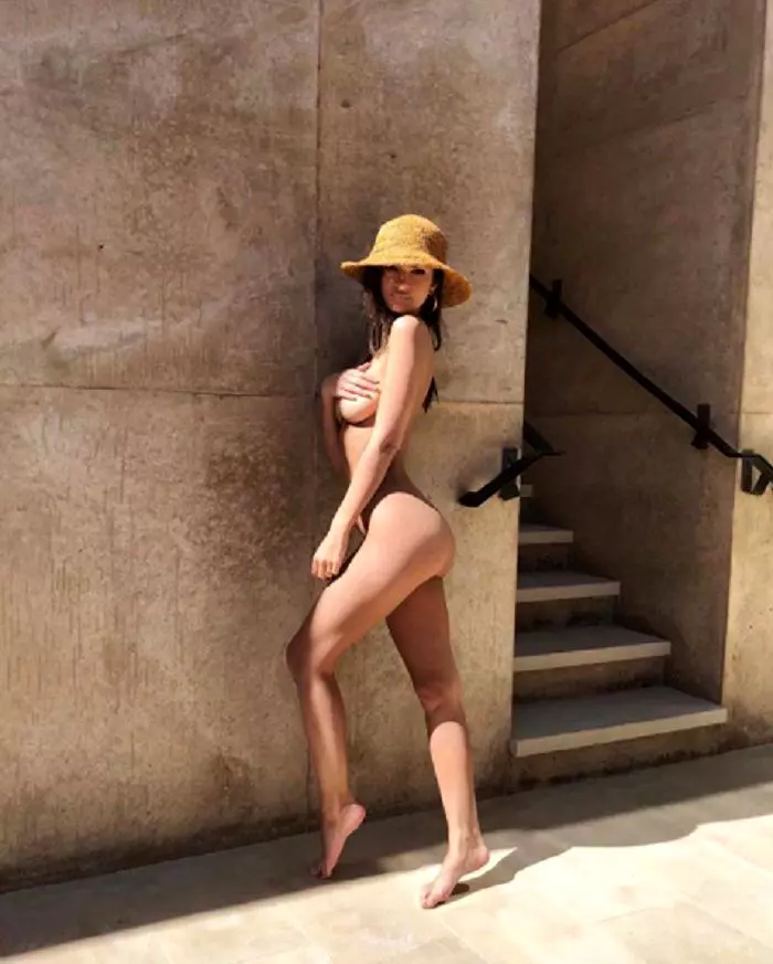 Emily-Ratajkowski-a-pozat-goală-1