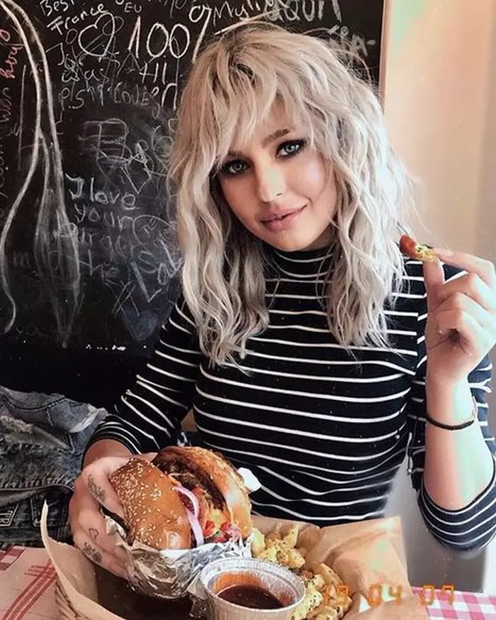 Misha are o slăbiciune pentru burgeri