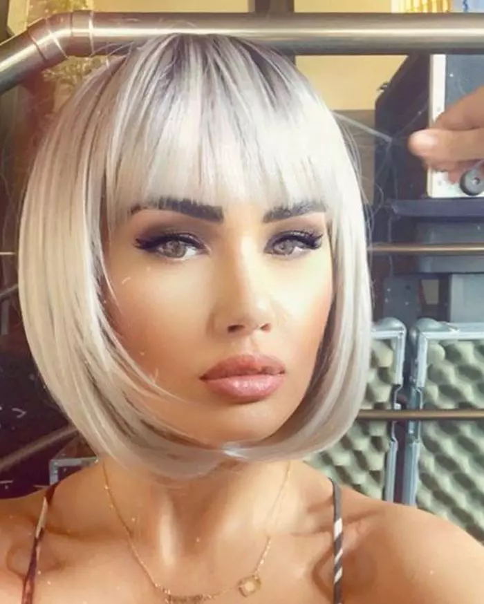 Oana Zăvoranu, blondă și cu părul scurt