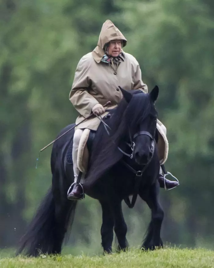 Regina Elisabeta se plimbă în aer liber