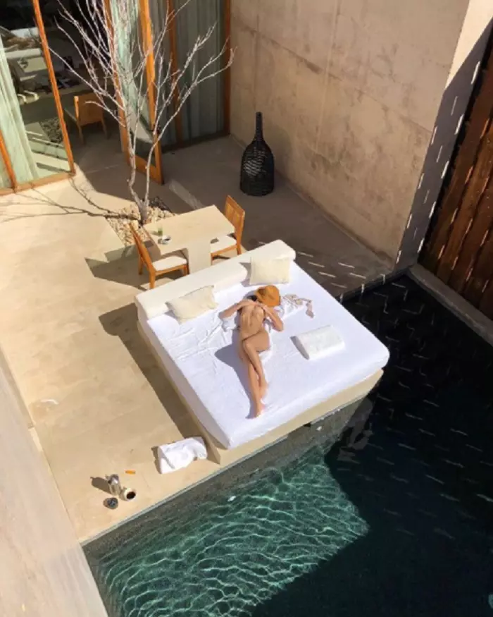 Emily Ratajkowski a pozat goală