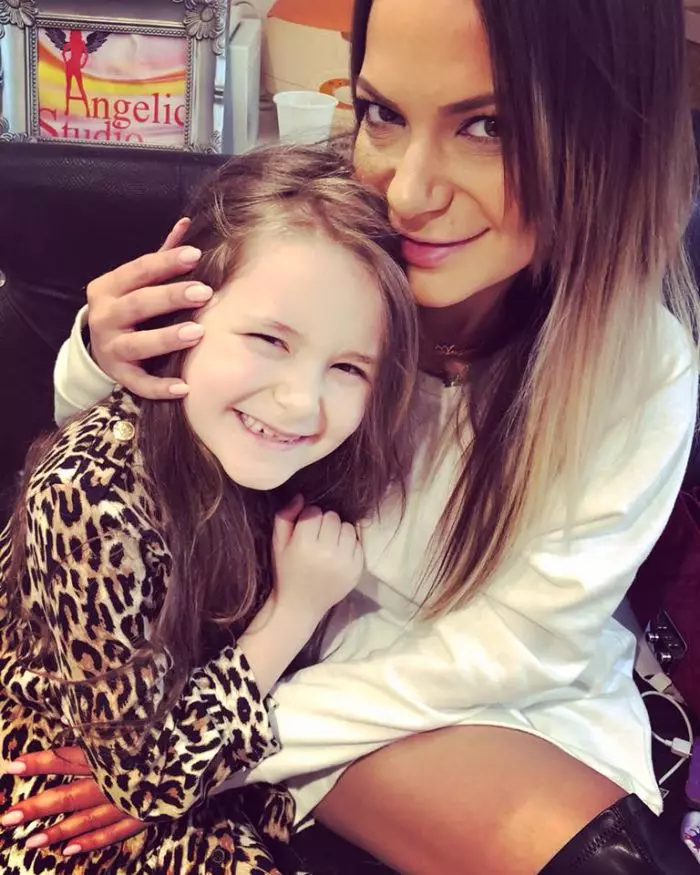 Andreea Antonescu și fetița ei