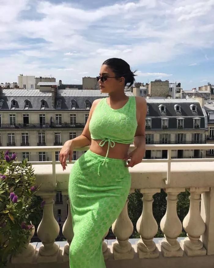 Kylie Jenner a pozat nemachiată