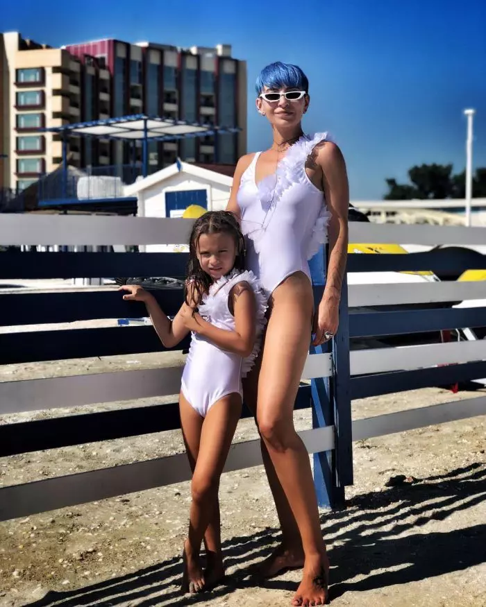 Giulia si fetita sa la mare 1