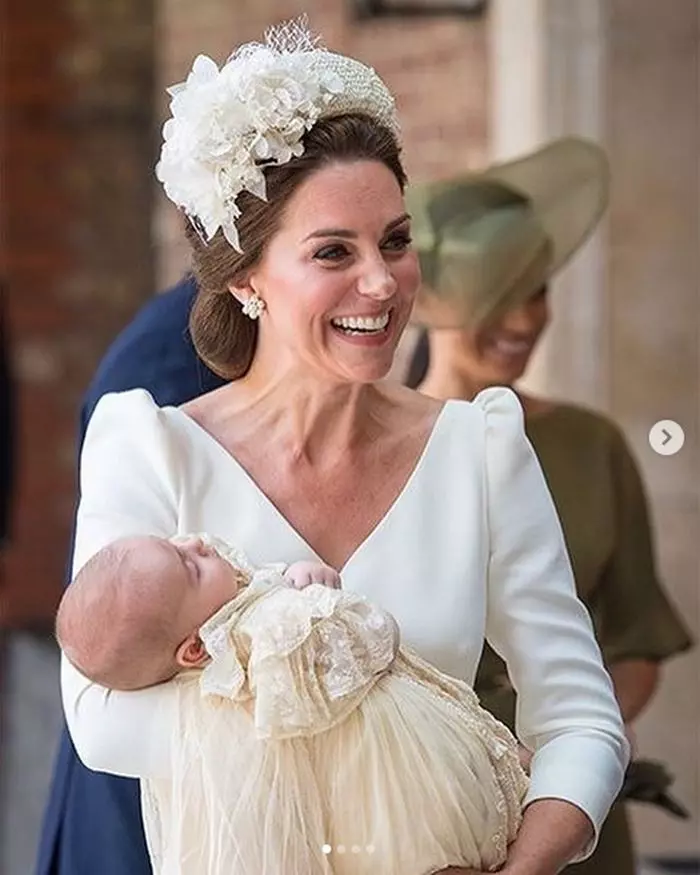 La botezul Prințului Louis, Ducesa de Cambridge a ales să poarte tot o bentiță Jane Taylor.