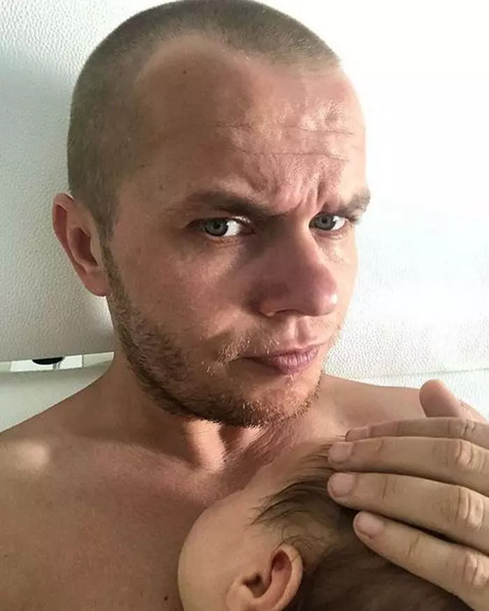 Codin Maticiuc și fetița sa, Smaranda, la o lună