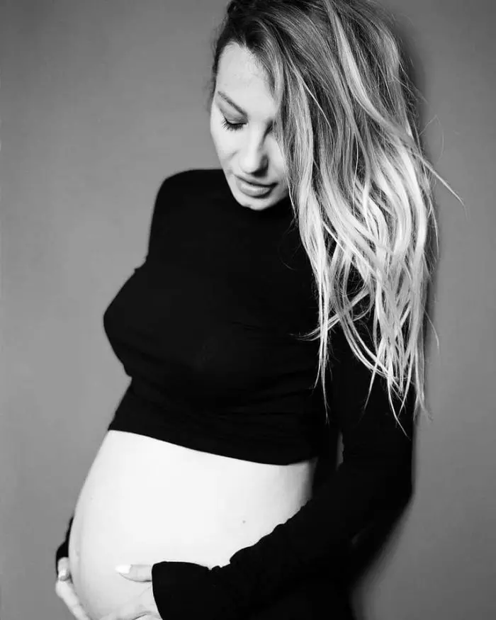 Flavia Mihasan mai are puțin și naște