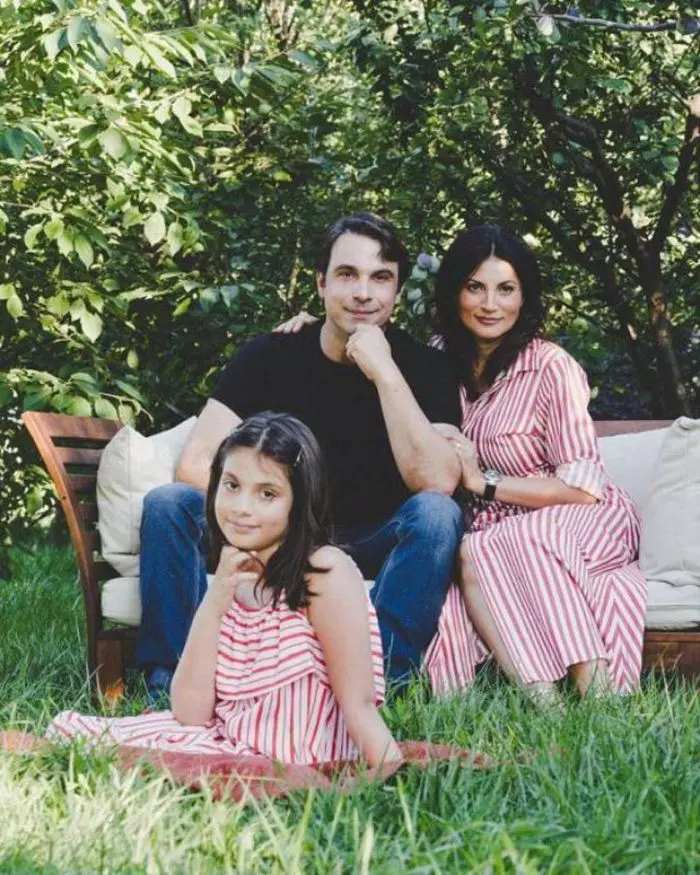 Ioana și Alexandru Papadopol cu fiica lor, în vremuri fericite
