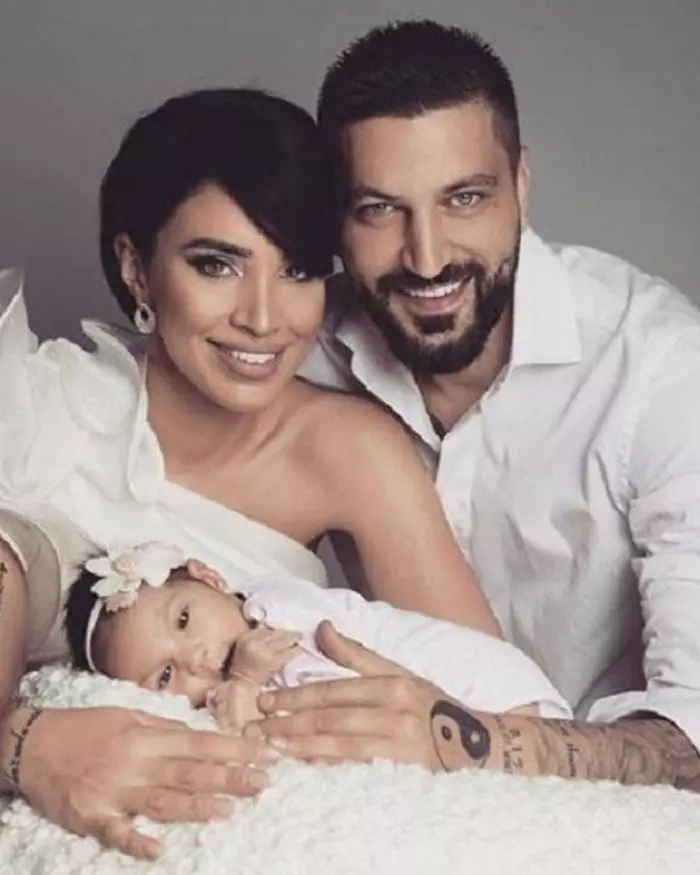 Zenaida Maria, alături de părinții ei, Adelina Pestrițu și Virgil Șteblea.