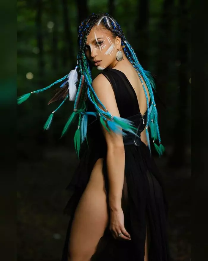 Lora, schimbare de look