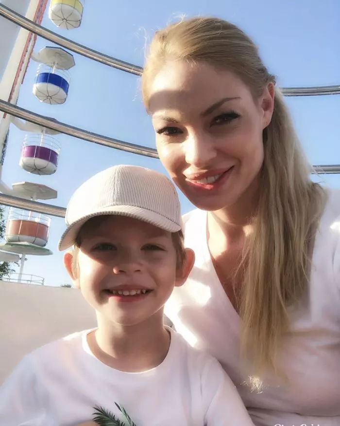 Valentina Pelinel și Milan, în parcul de distracții din Neptun