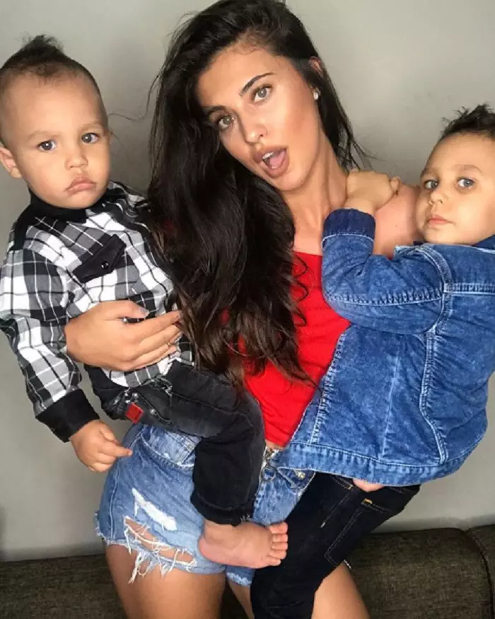 Antonia-s-a-fotografiat-cu-cei-doi-copii-in-brate-cu-Akim-si-Dominic