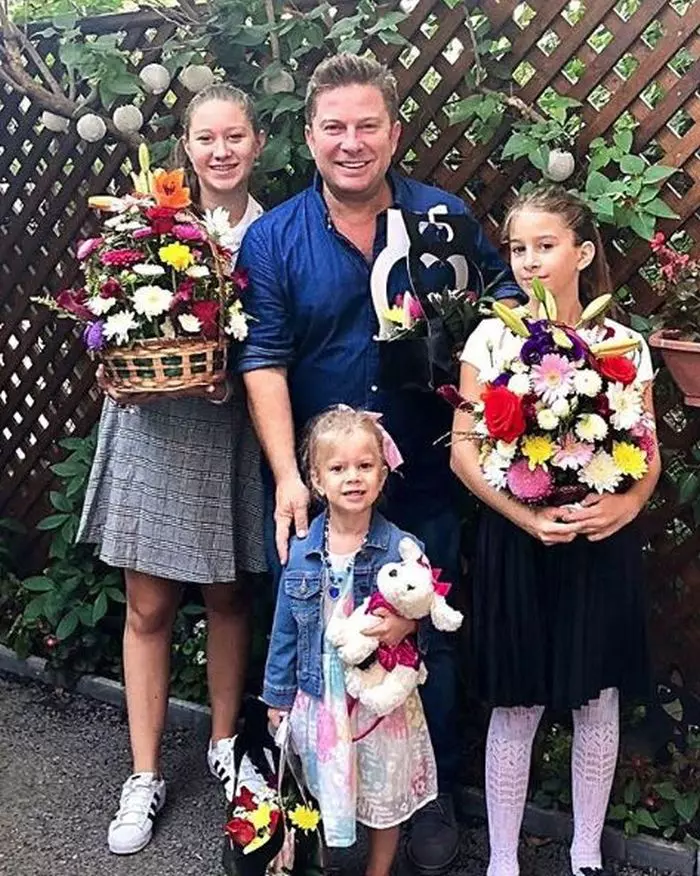 Fetele lui Pavel Bartoș în prima zi de școală