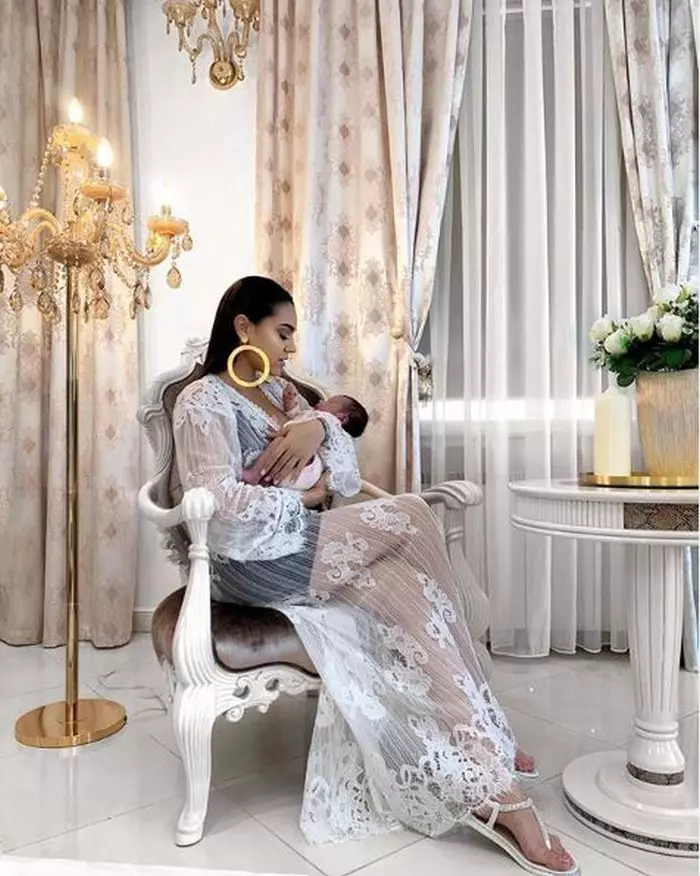 Karmen alături de fetița ei, Sofia Maria Rossa