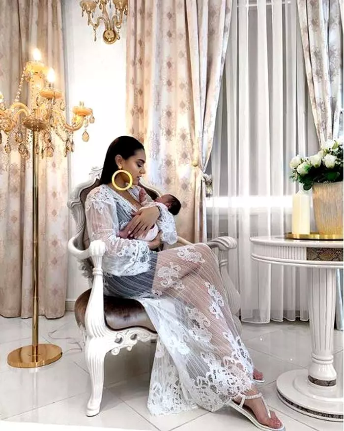 Karmen-alături-de-feti_a-ei-Sofia-Maria-Rossa