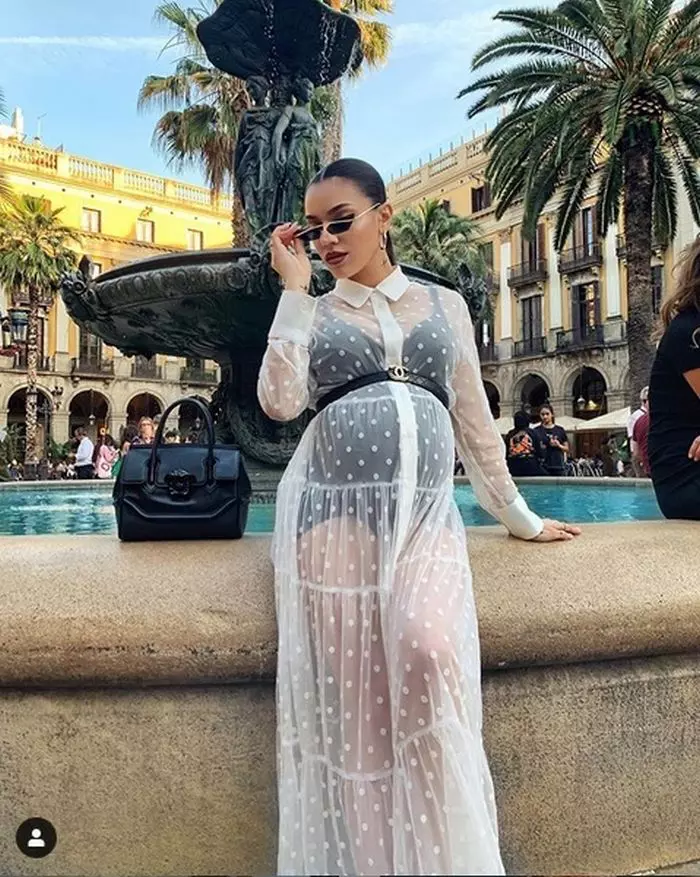 Karmen este în luna a 8-a de sarcină și a ales să nască prin cezariană.