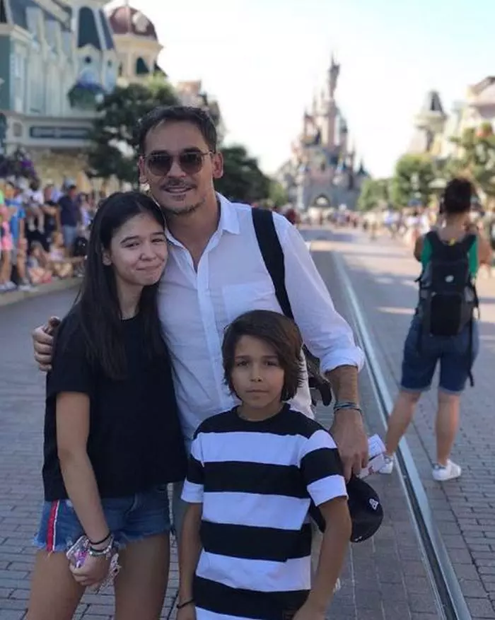 Răzvan Simion și cei doi copii ai săi