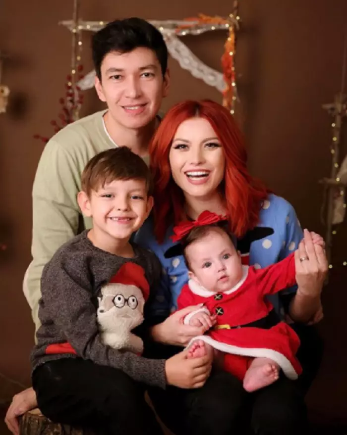 Elena Gheorghe si familia de Craciun