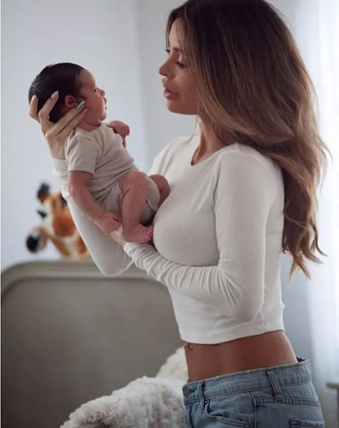 Sarah Stage și primul ei copil, la doar două săptămâni după ce a născut.