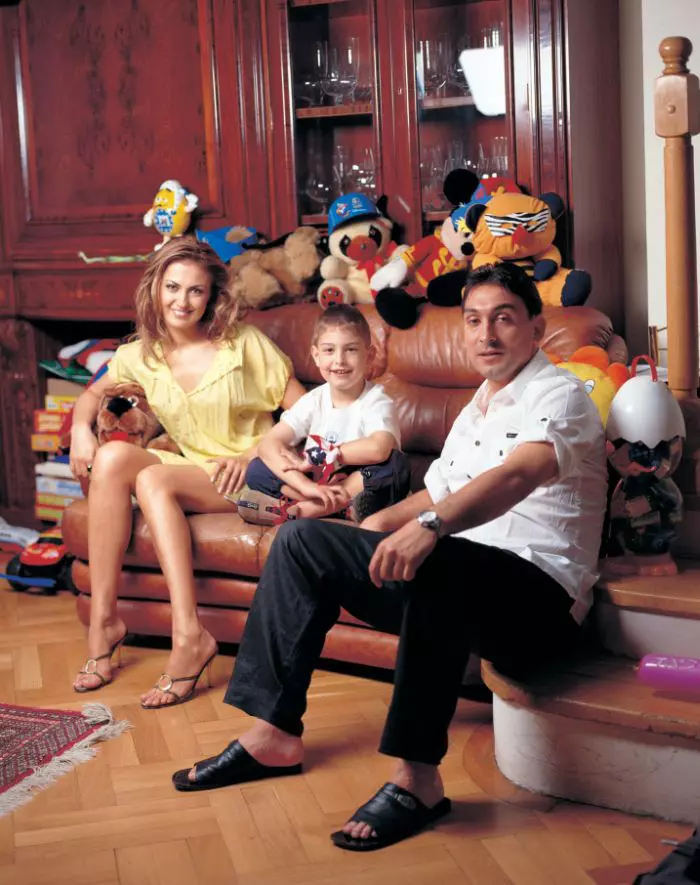 Toto Dumitrescu, acum actor, în ședința foto pentru VIVA! alături de părinții săi