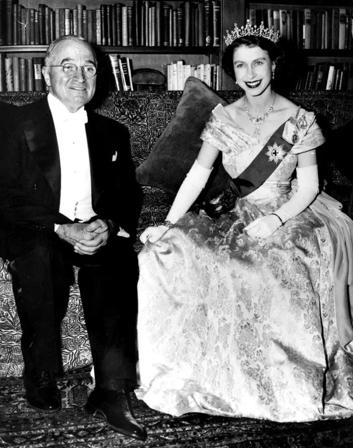 Elisabeta-a-II-a-bijuterii3-1