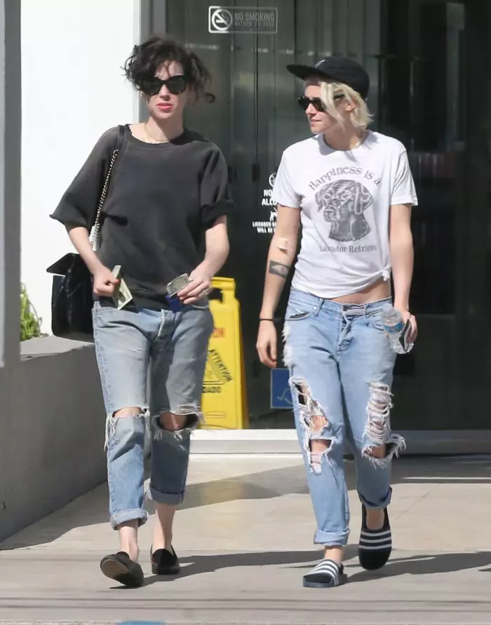Kristen și Annie Clark, cunoscută și sub numele de St. Vincent Stop By A Medical Building