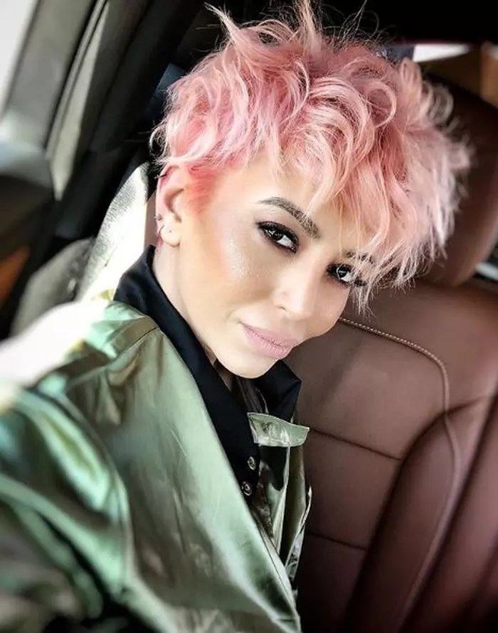 Giulia s-a vospit roz