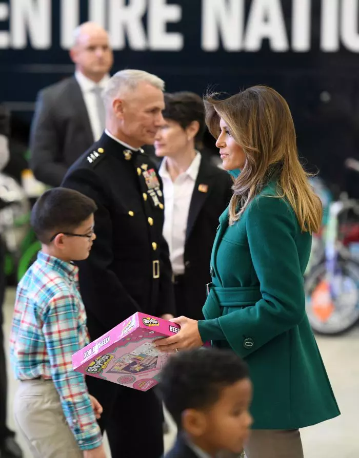Melania Trump alături de mai mulţi părinţi