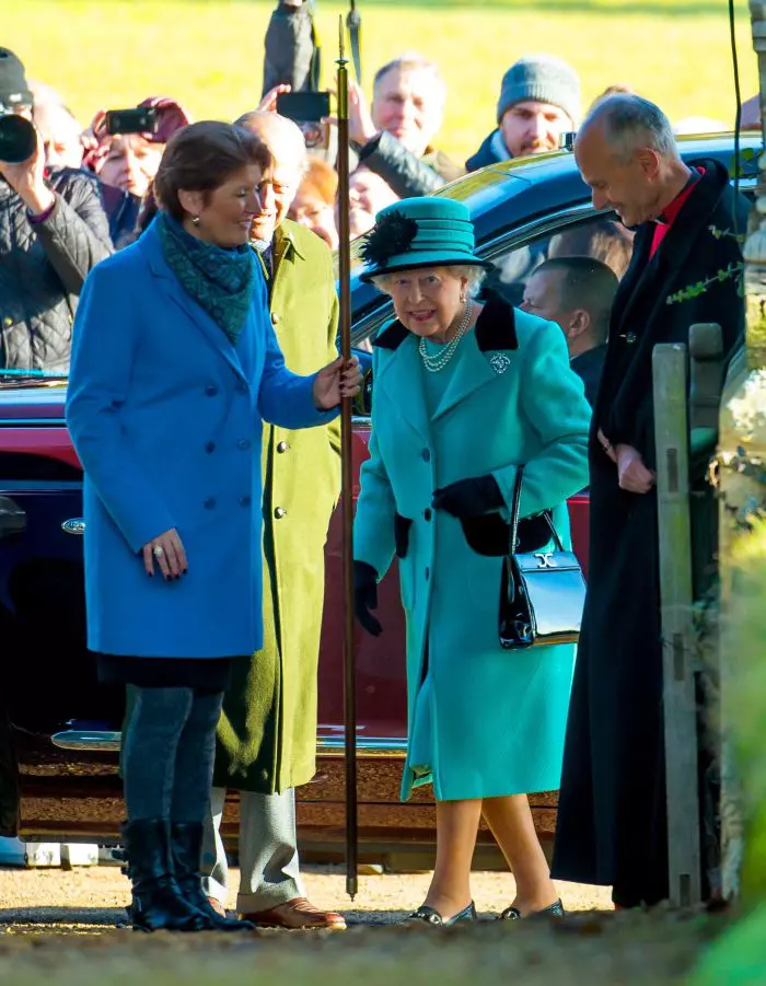 În 2017, înaintea slujbei de Crăciun, la Sandringham. Regina poartă geanta ei preferată.