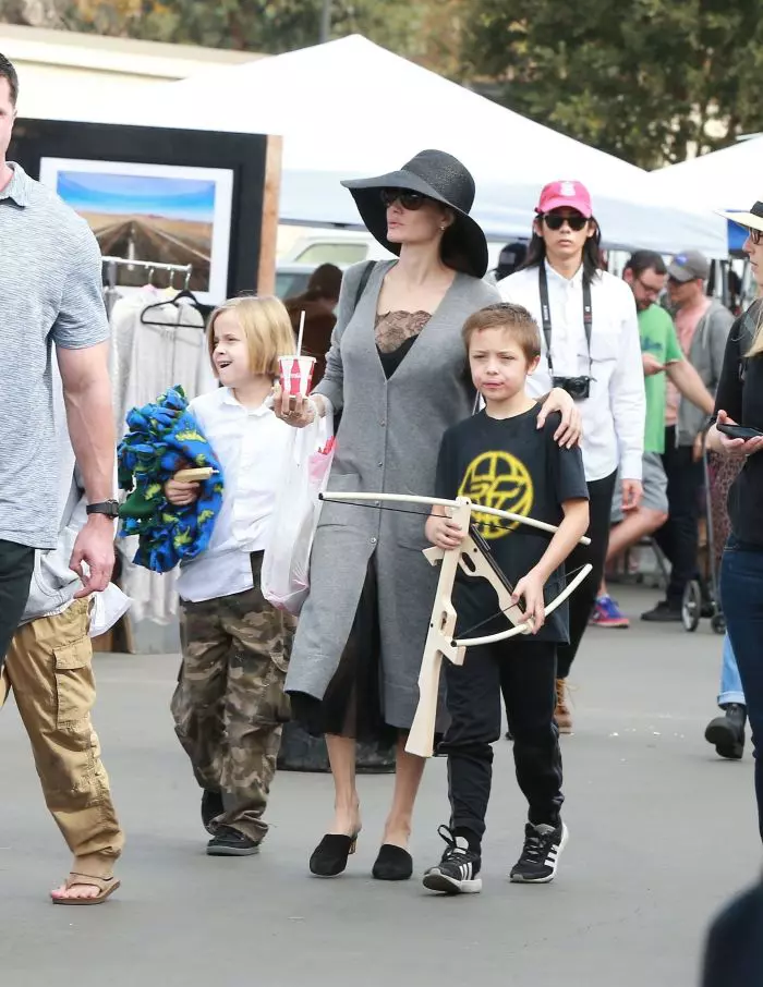 Angelina Jolie şi copiii săi