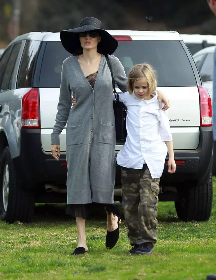 Angelina Jolie şi copiii săi