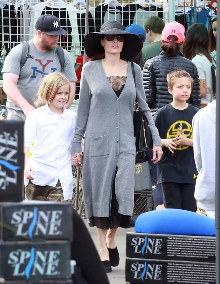 Angelina Jolie şi copiii săi