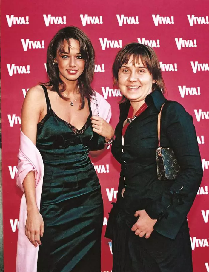 2003- Lenjeria la vedere incepe sa faca furori si in Romania iar Andreea procedeaza intelept alegand o rochie verde, bordata cu dantela. Salul roz adauga ceva cat de cat fashion in ecuatie iar coafura continua sa reziste in acelasi stil natural.