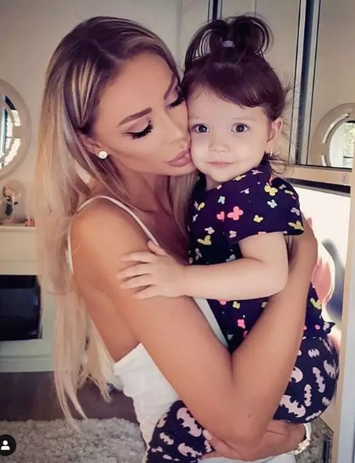 Bianca Drăgușanu și fetița ei, Sofia