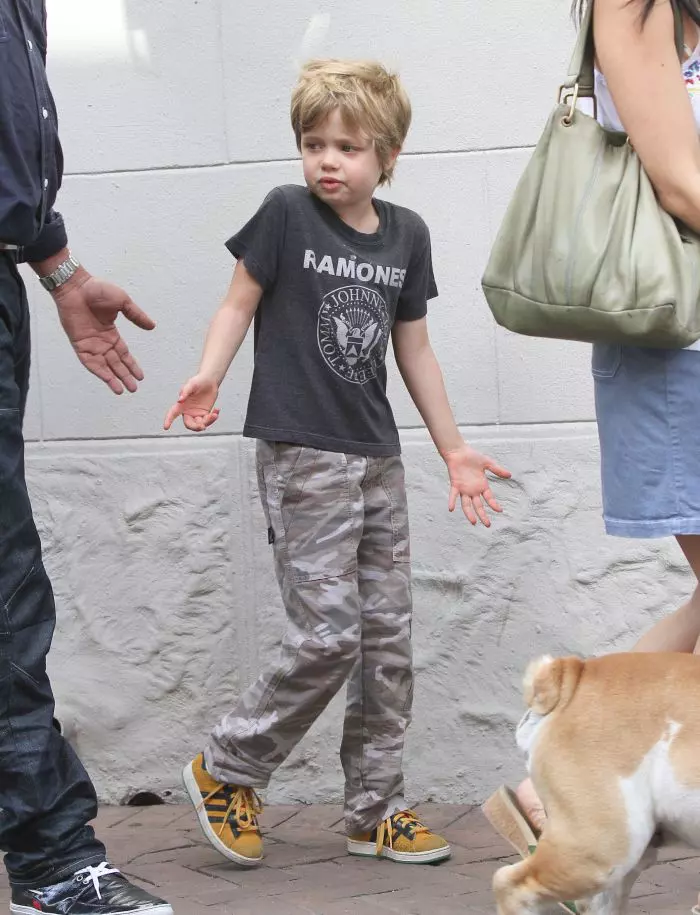 La plimbare cu buldogul familiei, în 2012