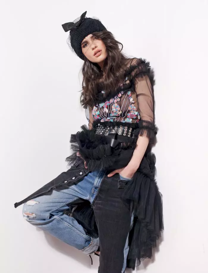 Rochie Loulou Boutique, 2.000 lei; blugi Alma’z Clothing, preț la cerere; curea Marc Jacobs, magazinul Dwome, 220 lei; fes Gabriela Dumitran, preț la cerere.